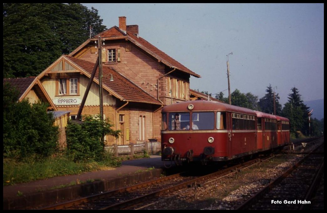 Das passte damals doch zusammen: Alter Landbahnhof und eine dreiteilige Schienenbus Garnitur!
Bahnhof Rippberg am 5.7.1991: Um 8.15 Uhr kam VT 798824 mit dem Beiwagen 998728 und 127 als Zug7613 nach Seckach an.