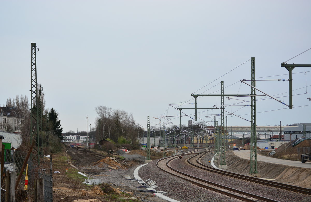 Das Proekt ist vollendet. Die Baustelle fast fertig. Nach mehr als 2 Jahren Umbau hat der Bahnhof Opladen ein ganz neues Gesicht erhalten und man erkennt ihn im Vergleich zu früher nur sehr schwer wieder. Die Gütergleise schwenken nun hinter dem Bender zum Bahnhof um mehr Platz für Wohnhäuser zu schaffen. 

Opladen 04.03.2017