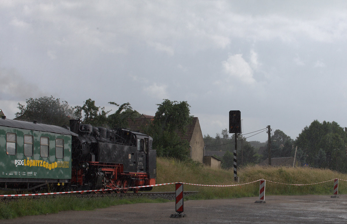 Das Regenprasseln des heftigen Gewittergußes in Dippelsdorf ließ den Fotografen die Ankunft des Zuges verpassen, so kam nur der Nachschuß zu Stande. 18.06.2016  16:17 Uhr.