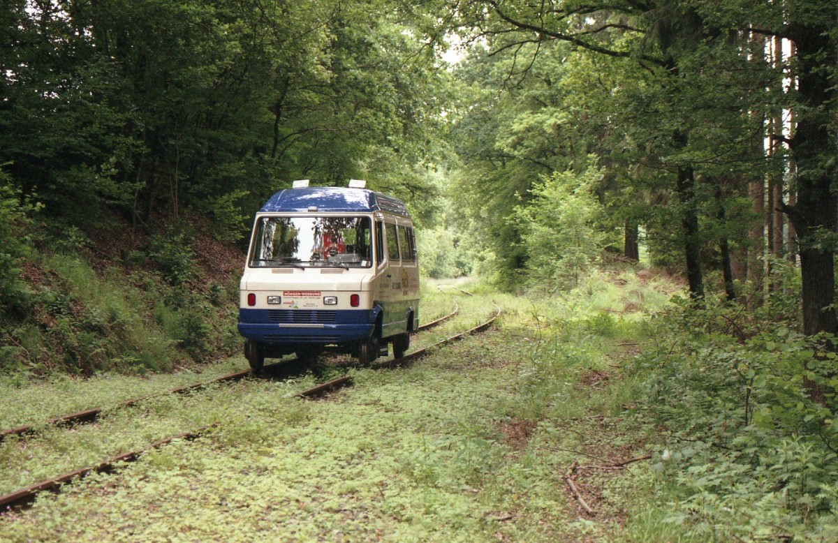 Das Schienentaxi der Schleifkottenbahn, ein auf Akkubetrieb umgerüsteter Mercedes-Kleinbus, pendelte am 24.06.2012 mehrmals zwischen Oberbrügge und dem früheren Bahnhof Vollme-Ehringhausen (ehemalige Strecke Oberbrügge - Halver - Radevormwald)