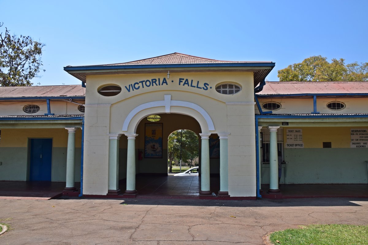 Das schlichte Bahnhofsgebäude von Victoria Falls am 28.08.2017. Durch den Durchgang gelangt man zum berühmten Victoria Falls Hotel.