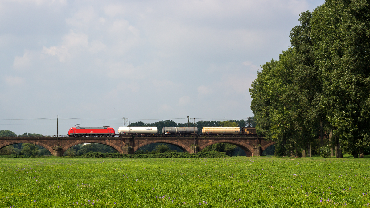 Das schöne Mittelrheintal hat dieser Güterzug, bespannt mit einer Lok der Baureihe 152, hinter sich gelassen, er steuert nun den Rangierbahnhof Mainz-Bischofsheim an. Zuvor muss allerdings noch der Main bei Hochheim auf einer Brücke überquert werden (31.07.2014)