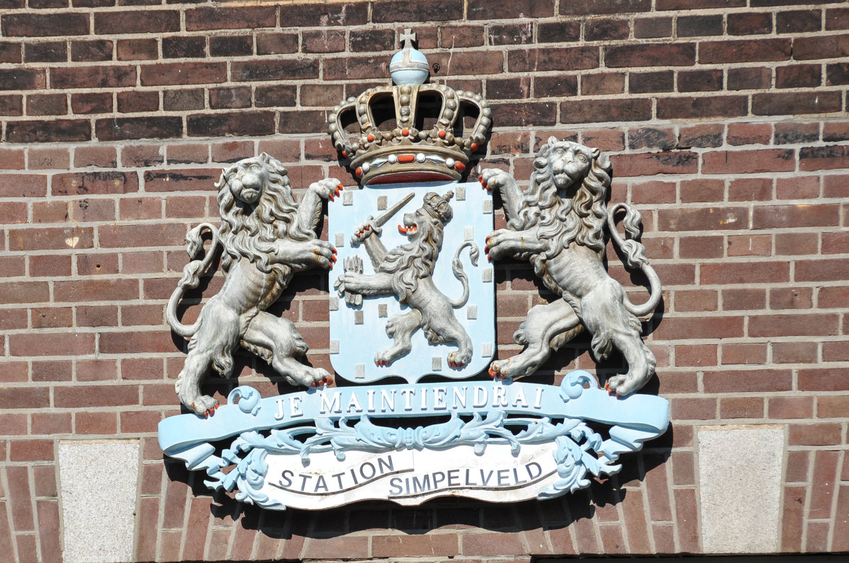 Das Staatswappen der Niederlande ziert das Bahnhofsgebäude der ZLSM in Simpelveld. Erstaunt war ich, dass in diesem niederländischsprachigen Land der Wappenspruch ( Je maintiendrai ) französisch ist, und das seit 1813.