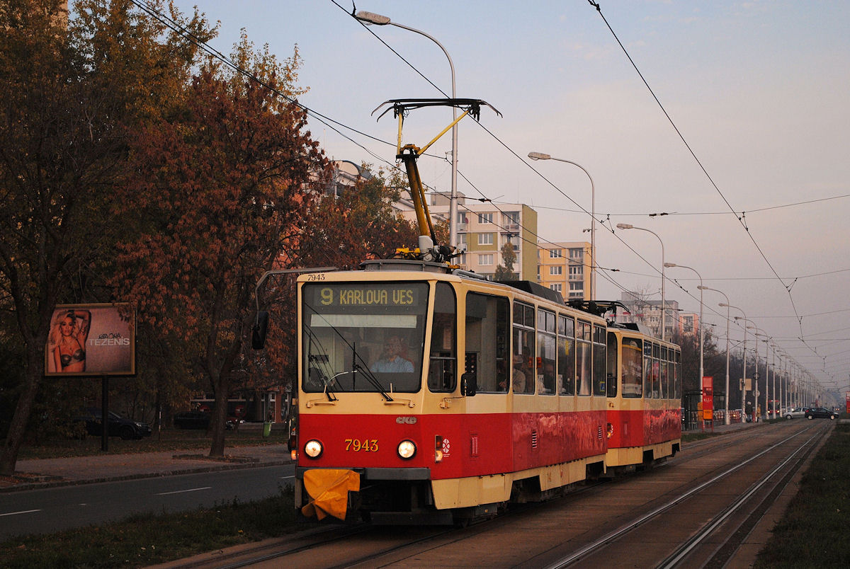 Das T6A5 - Tandem 7943 + 7944 fährt als Linie 9 durch die Ružinovska ulica ins Stadtzentrum. (06.11.2015)