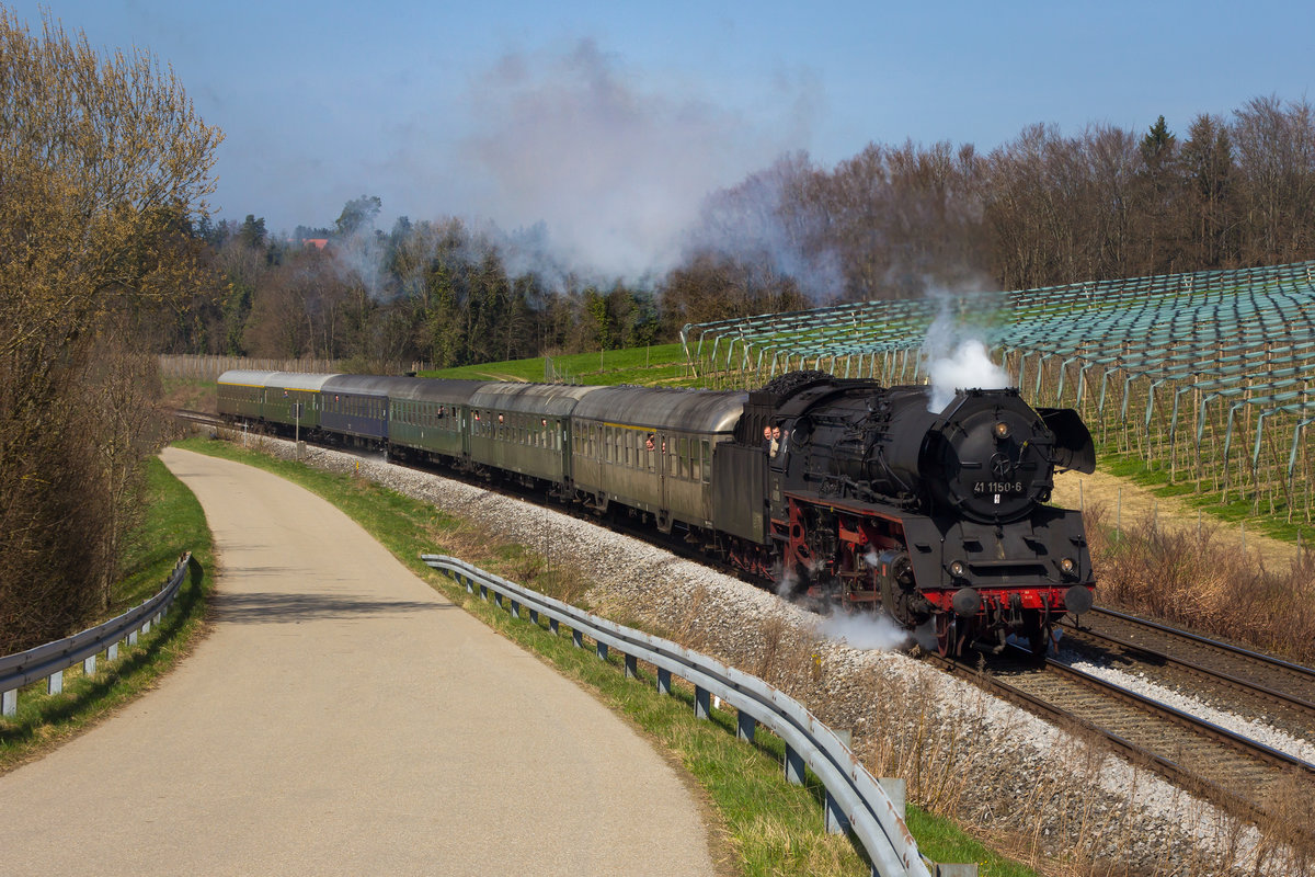 Das Tageshighlight des 25.3.17 auf der Allgäubahn. 41 1150-6 mit ihrem Dampfsonderzug aus Lindau zu fahrt nach Oberstdorf. 