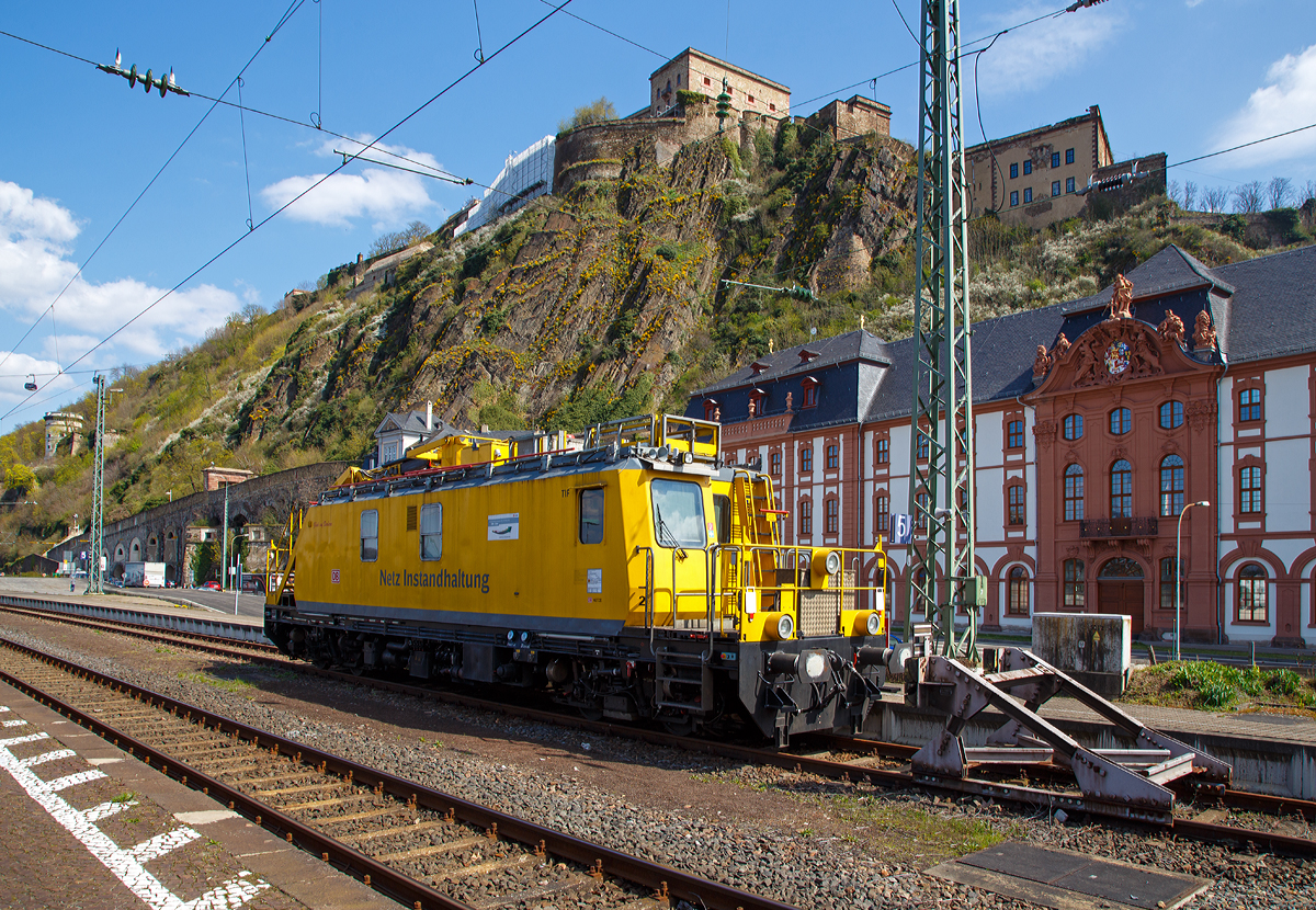 
Das Tunnelinstandhaltungsfahrzeug (TIF) 705 001-6   Glück auf Barbara  der DB Netz AG ist am 09.04.2016 im Bahnhof Koblenz-Ehrenbreitstein abgestellt.

Das Tunnelinstandhaltungsfahrzeug, übrigens lange das einzige Fahrzeug dieser Baureihe, es wurde 1992 von Plasser & Theurer unter der Fabriknummer 2454 gebaut. Ab 2016 kamen dann 2 Fahrzeuge der BR 750.1 (TIF) und 4 (weitere sollen folgen) der BR 750.2 (MZF-Mehrzweckfahrzeug bzw. auch teils als MISS-Multifunktionales Instandhaltungsfahrzeug Streckeninfrastruktur bezeichnet) hinzu. So besteht die Baureihe nun aus drei Unterbaureihen (750.0, 750.1 und 750.2), wobei die neuen Fahrzeuge ganz anders aufgebaut sind.

Das Fahrzeug hat ein begehbares Dach, Arbeits- bzw. Begutachtungsplattformen an den Wagenenden, Hubdrehbühne, Kran und entsprechende Lampen zur Ausleuchtung der Tunnel. Der Hubsteiger erreicht eine Ausladung von ca. 8,5 m (11 m über SOK) bei einem Schwenkbereich von 400°. Es kann so jeder Punkt der Tunnelleibung erreicht werden. Der Kran hat eine Hubkraft von 51 kNm, 

Die Fahrzeug-Raumaufteilung ist wie folgt: Mehrzweckraum und Führerstand 2 mit Sozialraum für Begleitpersonal zum Wohnen, Kochen, Schlafen, Büroraum zur Auswertung der Befunde, Aufenthaltsraum für den Untersuchungstrupp, Nasszelle mit Dusche und WC und dem Führerstand 1.

Zum Antrieb hat es zwei unterschiedliche Dieselmotoren:
Der Fahrmotor für die Eigenfahrt (Hg max. 120 km/h) ist ein luftgekühlter KHD V12-Zylinder-Dieselmotor mit Abgasturbolader vom Typ BF 12L513C mit 383 kW Leistung.
Der Arbeitsmotor (für Energieversorgung in Arbeitsstellung und Geschwindigkeiten von v= 5-7 km/h) ist ein langsam laufender luftgekühlter KHD V4-Zylinder-Dieselmotor mit Abgasturbolader vom Typ BF 4L1011T mit 44 kW Leistung. Er ist schadstoffarm und hat Rußfilter, was bei Tunnelarbeiten wohl von Vorteil ist.

Das Fahrzeug besitzt je ein Trieb- und ein Laufdrehgestell mit hydromechanischem Fahrantrieb. Ein Drehstromgenerator 220/380 V wird hydrostatisch vom jeweils genutzten Motor angetrieben.

Weitere TECHNISCHE DATEN:
Gebaute Anzahl (BR 750.0): 1
Hersteller: Plasser & Theurer
Spurweite: 1.435 mm (Normalspur)
Achsformel: Bo'2'
Länge über Puffer: 15.920 mm
Drehzapfenabstand: 9.500 mm
Achsstand im Drehgestell: 1.800 mm
Höhe über SO: 4.485 mm
max. Breite: 3.100 mm
Raddurchmesser: 840 mm (neu)
Gesamtgewicht: 52 t
Fahrmotor:  luftgekühlter KHD V12-Zylinder-Dieselmotor mit Abgasturbolader vom Typ BF 12L513C mit 383 kW Leistung.
Höchstgeschwindigkeit (Hg): 120 km/h (geschleppt 140 km/h) 
Zul. Anhängelast: 50 t
Zur Mitfahrt zugel. Personen: 10 

