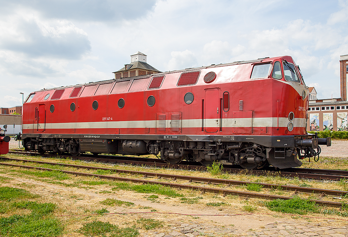
Das  U-Boot , bzw. die 229 147-4 (92 80 1229 147-4 D-CLR) der Cargo Logistik Rail-Service GmbH (CLR), ex DB 229 147-4, ex DR 219 147-6 , ex DR 119 147-7, wurde am 21.05.2016 auf dem Familienfest der Magdeburger Eisenbahnfreunde im Wissenschaftshafen Magdeburg präsentiet.

Das U-Boot wurde 1983 von der Lokomotivfabrik 23. August in Bukarest /Rumänien (heute FAUR S.A.) unter der Fabriknummer  24653 gebaut und an die Deutsche Reichsbahn als DR 119 147-7 geliefert. Bereits 1992/93 wurde sie von Krupp, unter der Fabriknummer 5660, modernisiert.

Mehr Info´s zur Lok unter: http://hellertal.startbilder.de/name/galerie/kategorie/Neueste.html 