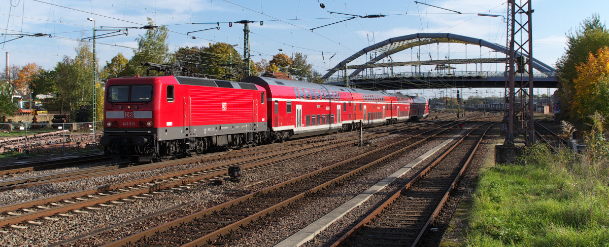 Das waren noch Zeiten, als die Baureihe 143 noch an Saar und Mosel unterwegs war. 143 910 ist mit ihrem RE von Saarbrücken nach Koblenz unterwegs und hat gerade den Bahnhof Dillingen Saar verlassen. 22.10.2013 Bahnstrecke 3230 Saarbrücken - Karthaus