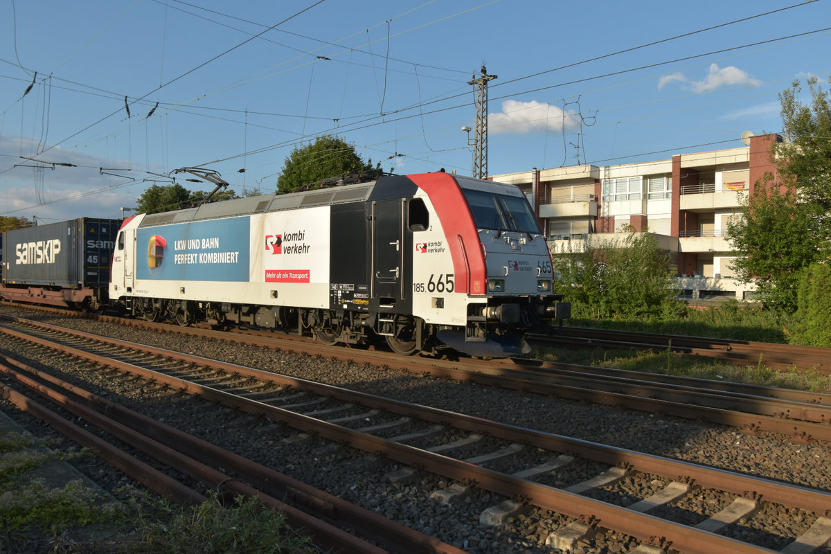 Das ist die Werbelok 185 665 für den Kombiverkehr von Lokomotion.
Sie musste in Rheydt Hbf einen Halt einlegen, um die COBRA 2825 mit einem Öler aus dem eingleisigen Abschnitt zwischen Rheydt und Odenkirchen passieren zu lassen.9.8.2017