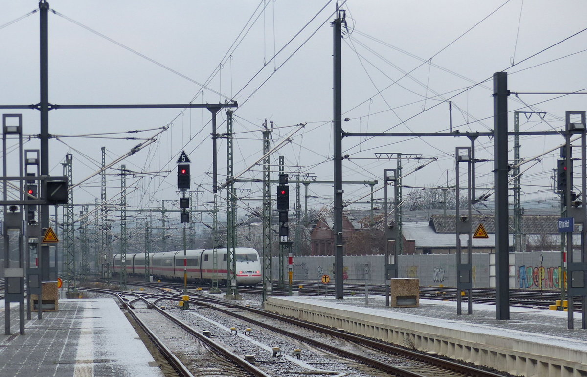 Das westliche Gleisvorfeld am 01.12.2017 in Erfurt Hbf. DB 401 054-1  Flensburg  verlässt als Messzug Richtung Nürnberg die thüringische Landeshauptstadt.