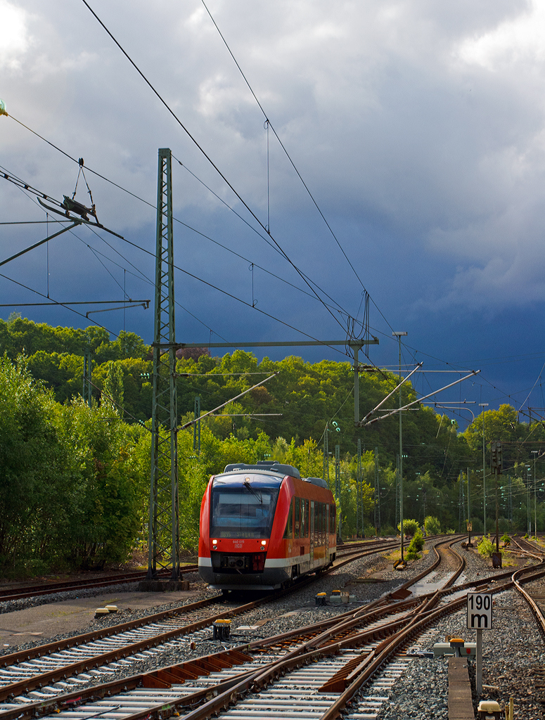 
Das Wetter war heute sehr wechselhaft.......

Der Dieseltriebwagen 640 015 ein Alstom Coradia LINT 27 der DreiLänderBahn als RB 95  Sieg-Dill-Bahn  Au/Sieg - Siegen  -Dillenburg am 11.05.2014 kurz vor der Einfahrt in den Bahnhof Betzdorf/Sieg. 