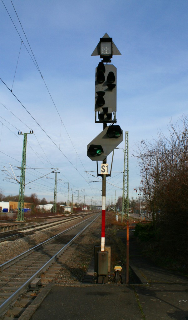 Das ZSig (Zwischensignal) S1 des Bahnhofs Mllheim (Baden) mit dem Signalbegriff Hp1+Vr1 (Fahrt und Fahrt erwarten), aufgenommen am 25.01.14.