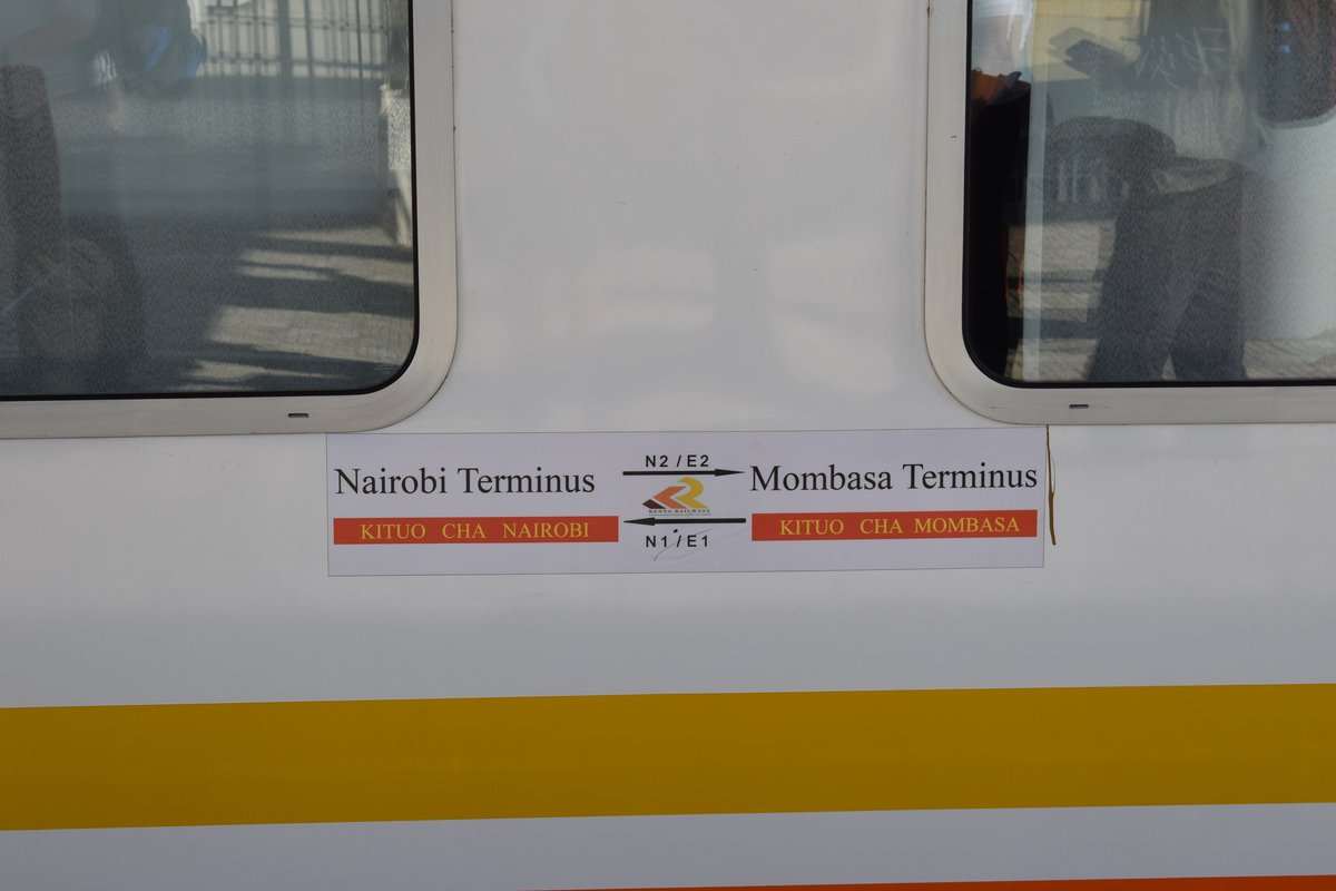 Das Zuglaufschild des Madaraka Express am 18.09.2017 in Mombasa