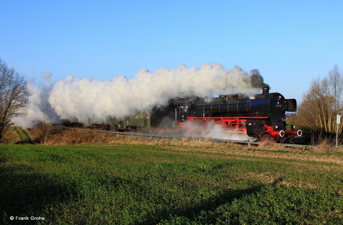 DB 01 150 vom DB Museum Nürnberg / Eisenbahnstiftung Joachim Schmidt (Baujahr 1935, Henschel) vor Sonderzug vom Verein Bielefelder Eisenbahnfreunde e.V.  Winterdampf durch Eggegebirge und Teutoburger Wald , Rundfahrt Bielefeld - Lage - Detmold - Altenbeken - Paderborn - Bielefeld, hier KBS 404 Bielefeld - Lemgo-Lüttfeld, fotografiert bei Oerlinghausen am 28.12.2014