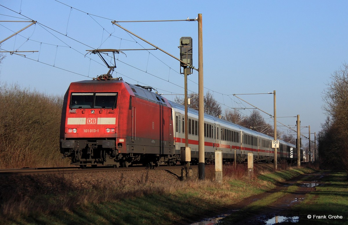 DB 101 013-1 (Baujahr 1997, Adtranz) schiebt IC 2320 Frankfurt (Main) Hbf. - Hamburg Altona, KBS 385 Münster - Bremen, fotografiert bei Hüde zwischen Lemförde und Diepholz am 17.12.2014 