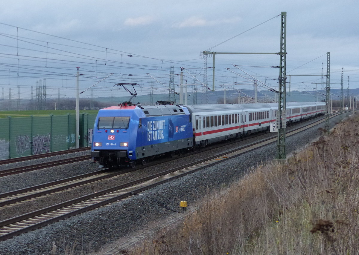 DB 101 144-4  Hertha BSC - Die Zukunft ist am Zug  + 101 050-3 am Zugschluss mit dem IC 1956 von Leipzig Hbf nach Karlsruhe Hbf, am 26.11.2017 in Erfurt-Vieselbach. Das war die erste Planleistung für die neu beklebte Lok.
