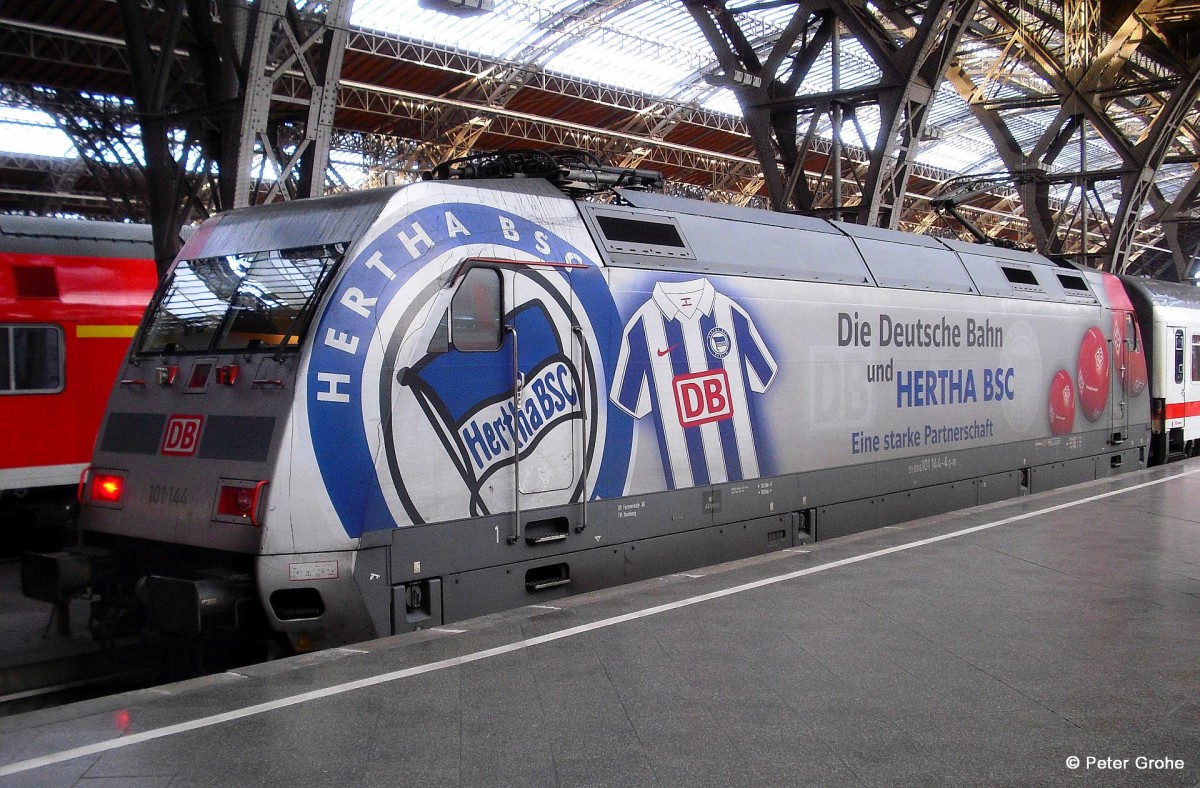 DB 101 144-4 mit Werbung Hertha BSC (Baujahr 1999, Adtranz) mit IC 2048 Leipzig Hbf. - Köln Hbf., fotografiert im Hbf. Leipzig am 10.12.2011 