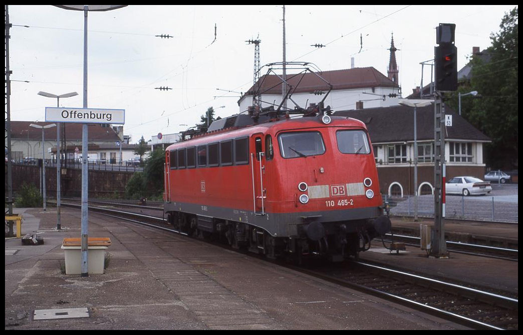 DB 110465-2 fährt hier am 14.8.1999 um 15.31 Uhr solo durch den Bahnhof Offenburg.