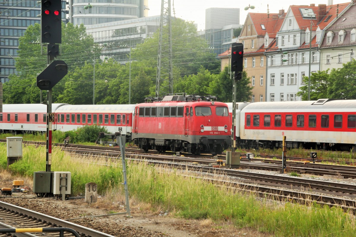 DB 115 350-1 steht am 21.6.2015 in München Ost.