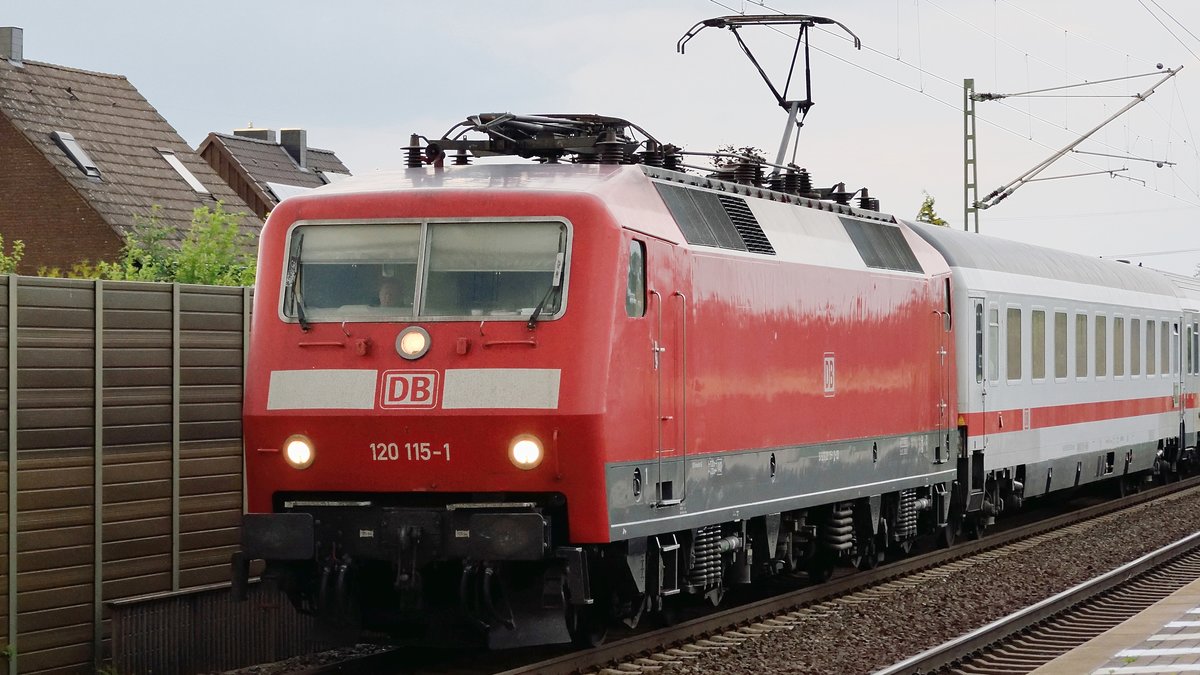 DB 120 115-1 mit einem Ersatzzug durch Lindhorst am 04.06.17