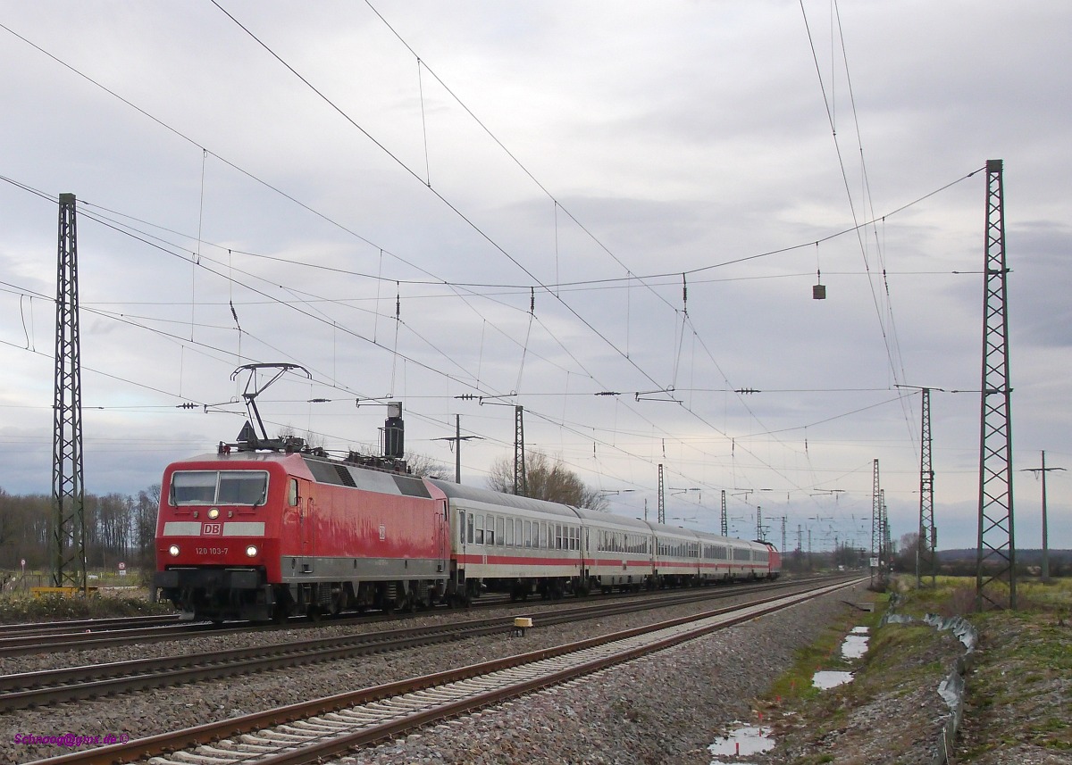 DB-120_103 und am Zugende DB-120_118 sind mit dem Ersatzzug IC2879 unterwegs von Frankfurt-Hbf nach Basel-SBB. Der IC 2879 verkehrte als Ersatz für den an diesem Tag im deutschen Abschnitt ausgefallenen ECE151 von Frankfurt über Basel-SBB nach Mailand.

2017-12-26 Niederschopfheim