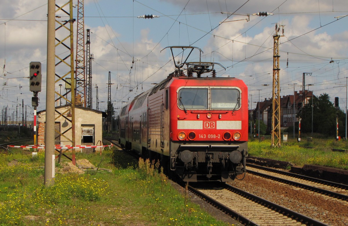DB 143 098-2 mit der RB 26417 von Leipzig Hbf nach Weißenfels, am 08.09.2015 in Großkorbetha.