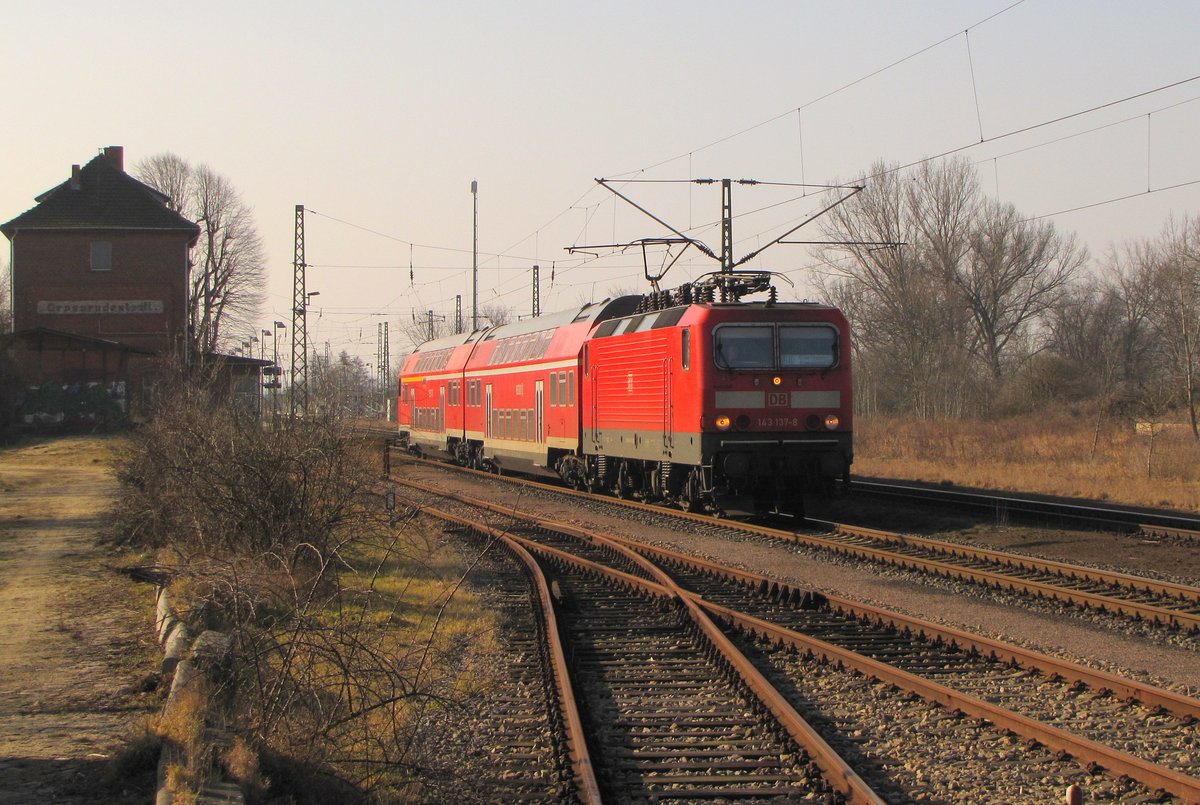 DB 143 137-8 mit der RB 16364 von Erfurt Hbf nach Sangerhausen, am 20.02.2015 in Großrudestedt.