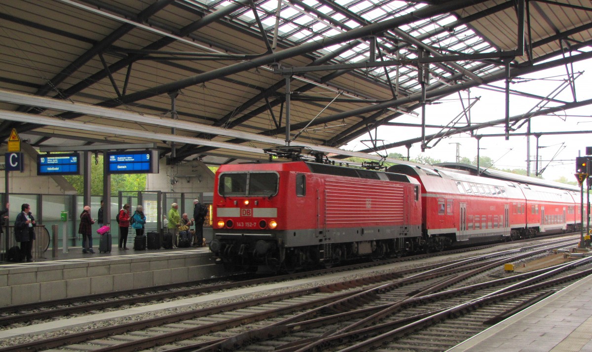 DB 143 152-7 mit der RB 92177 aus Eisenach, die heute am 06.10.2013 wegen Bauarbeiten zwischen Erfurt und Weimar hier in Erfurt Hbf endete.