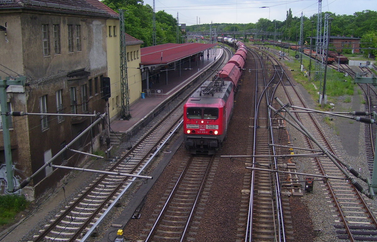 DB 143 810-0 mit einem Güterzug Richtung Berlin, am 07.06.2017 in Birkenwerder. Sie trägt immer noch den Abschiedsgruß von der Höllentalbahn.