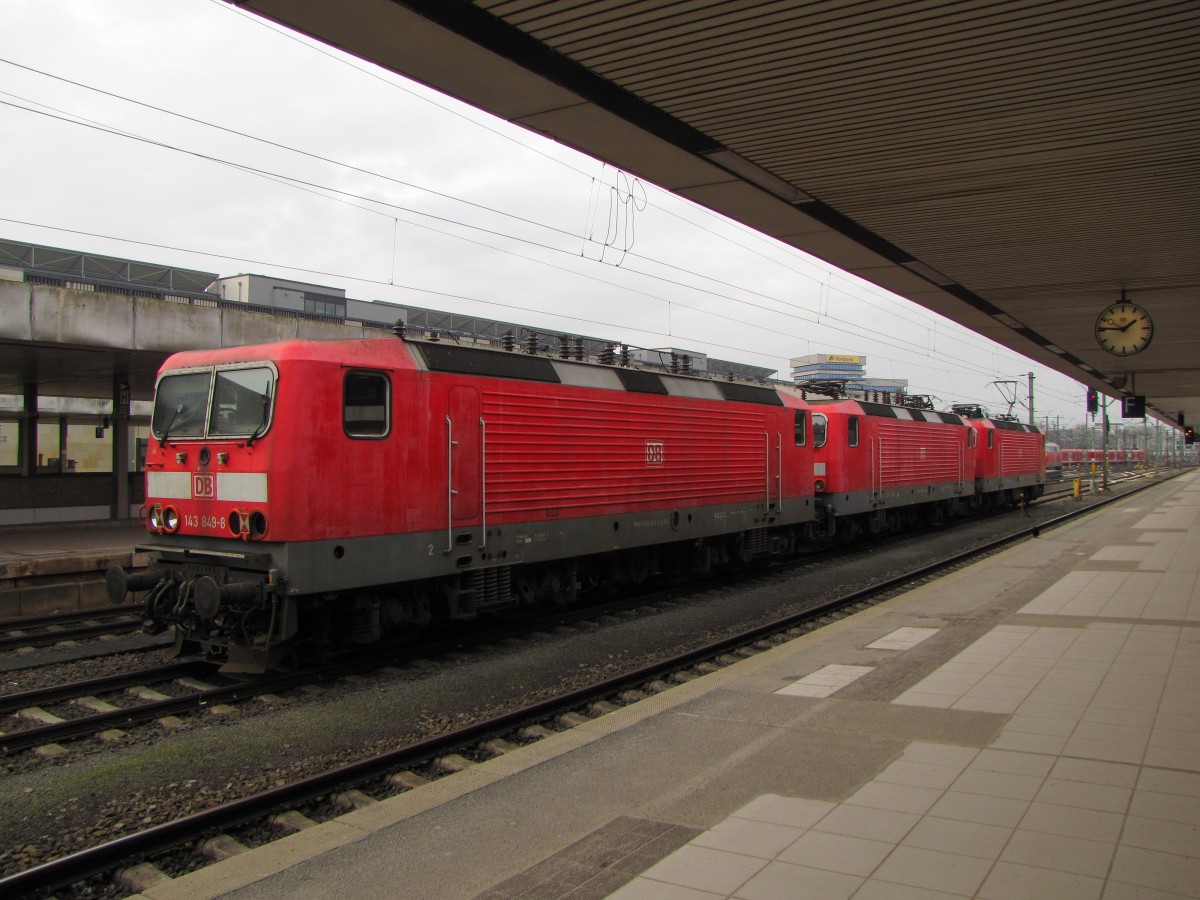 DB 143 849-8 + 143 809-2 + 143 306-9 als Tfzf (R) 70100 von Cottbus nach Bremen Sebaldsbrück, am 19.02.2016 in Hannover Hbf.