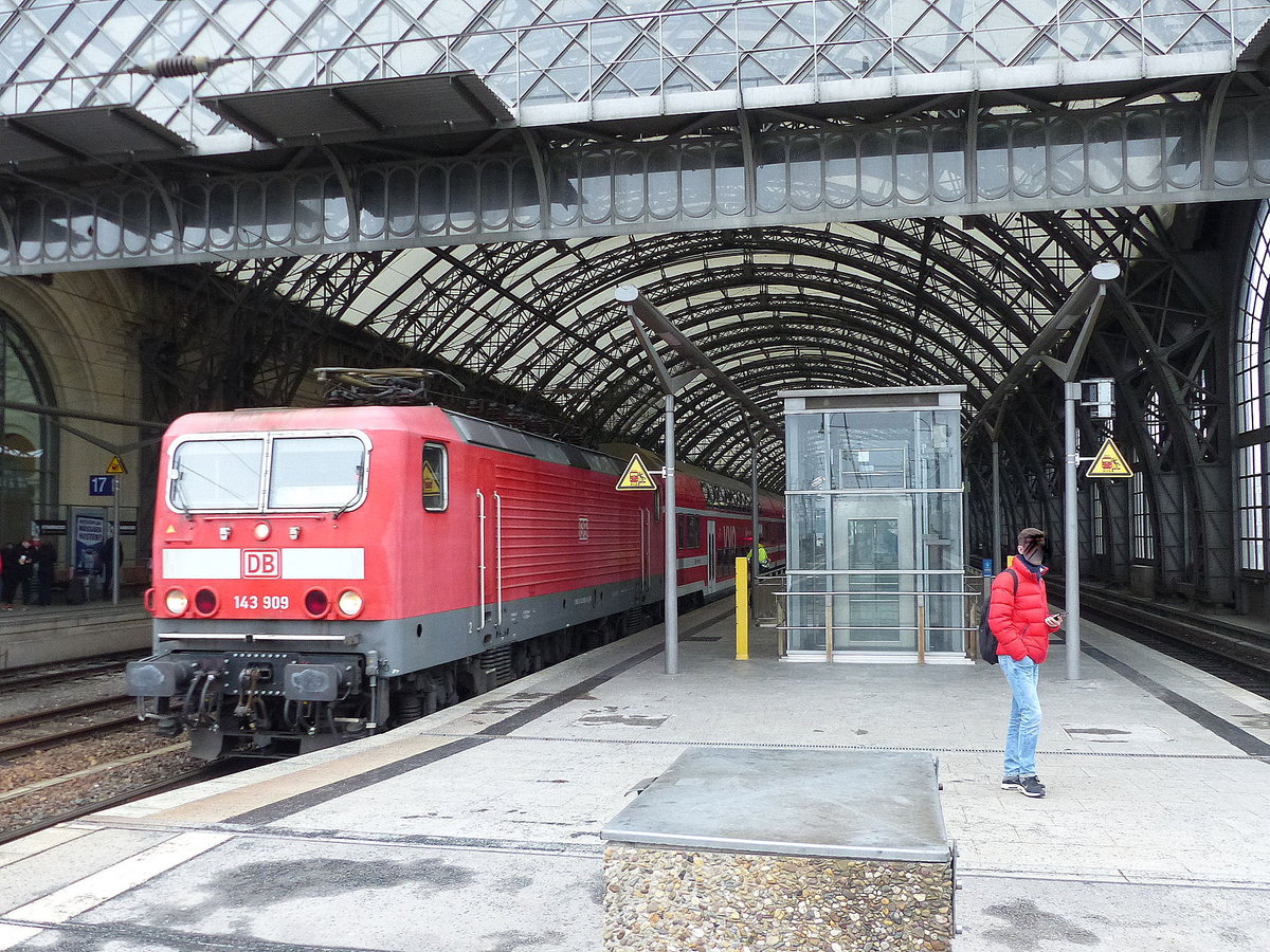 DB 143 909 mit der S 32733 (S2) von Dresden-Flughafen nach Pirna, am 22.02.2019 in Dresden Hbf.