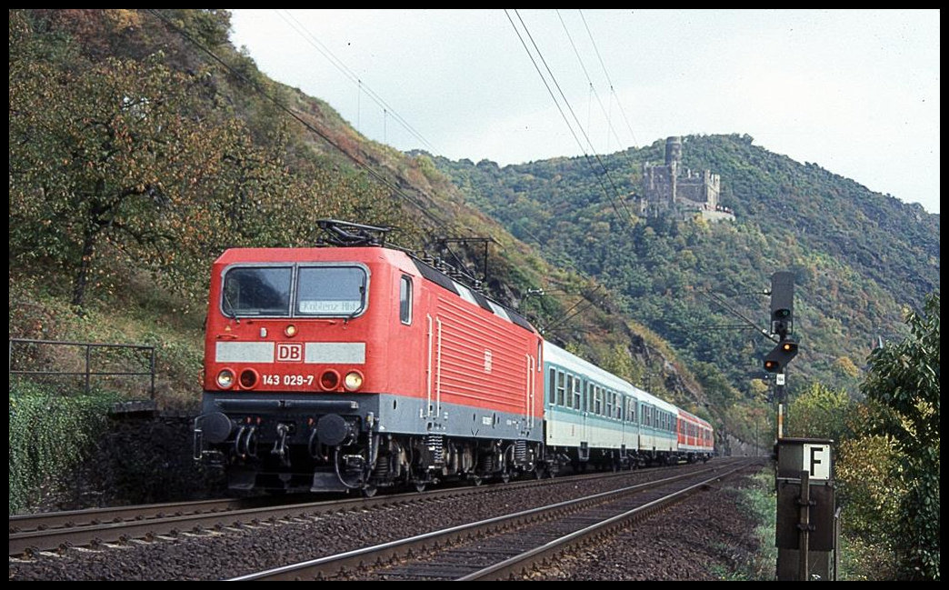 DB 143029-7 ist hier am 3.10.2002 um 14.15 Uhr mit einem Regionalzug unterhalb der Burg Maus auf der rechtsrheinischen Strecke in Richtung Koblenz unterwegs.