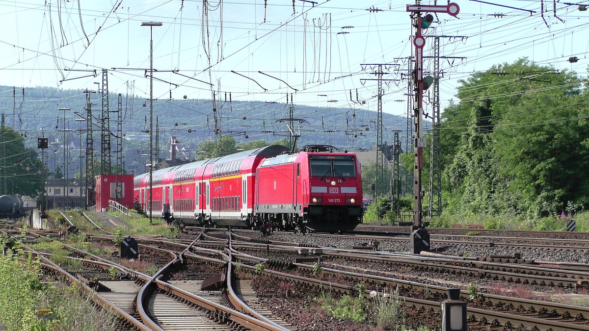 DB 146 273 fährt mit einer Dosto-Garnitur als RE5 nach Wesel durch Koblenz-Lützel.