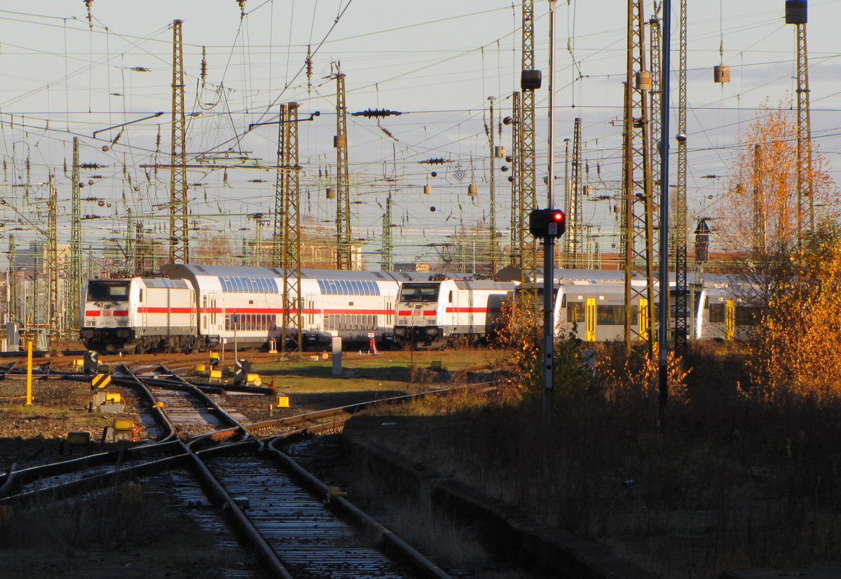 DB 146 557-4 + 146 552-5 am 28.11.2016 auf dem Gleisvorfeld in Leipzig Hbf.