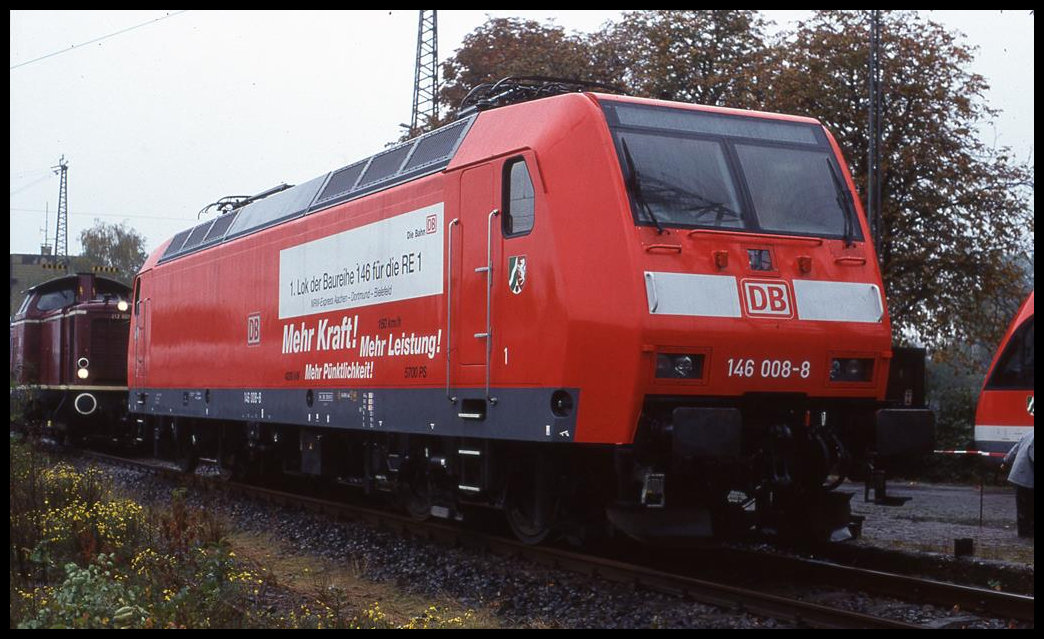 DB 146008 als Werbeträger am 28.10.2001 in der Fahrzeugausstellung in Solingen.