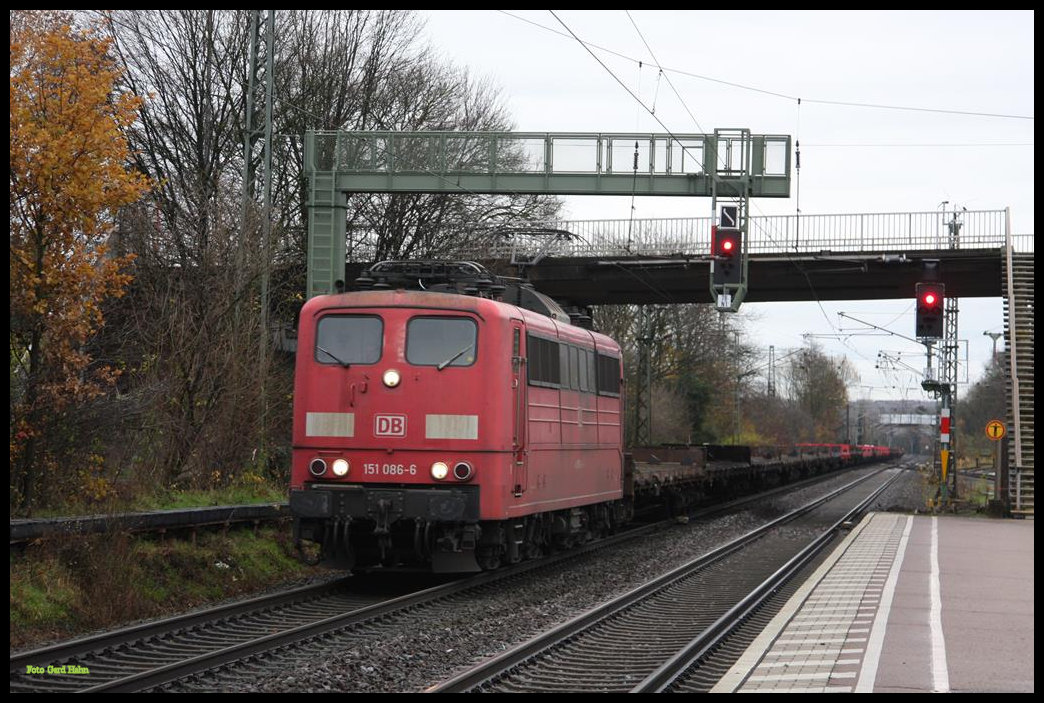 DB 151086 fährt hier unter einer der neuen Signalbrücken am 24.11.2017 um 12.03 Uhr durch den Bahnhof Hasbergen. Die ist mit einem Leerwagen Park in Richtung Ruhrgebiet unterwegs.