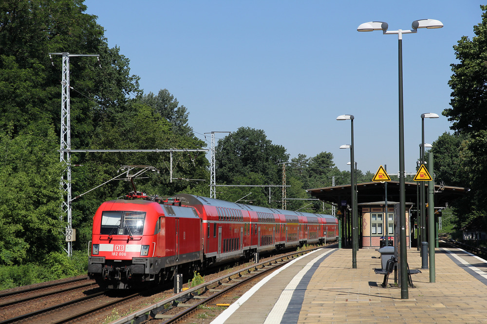 DB 182 006 schiebt den RE 1 am Berliner S-Bahn-Haltepunkt Wilhelmshagen vorbei.
Aufnahmedatum: 24.06.2016
