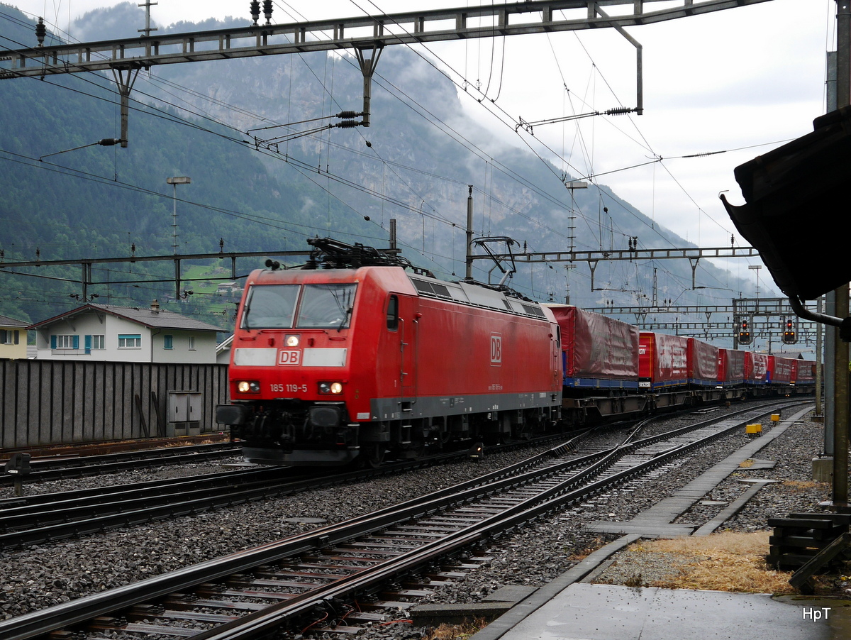 DB - 185 119-5 vor Güterzug bei der einfahrt in den Bahnhof von Erstfeld am  01.08.2015