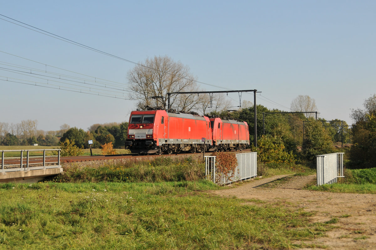 DB 186 333-1 und Schwesterlok, beide an DB Nederland ausgeliehen, fahren solo durch Lummen gen Antwerpen. Die Aufnahme entstand am 18/10/2017.