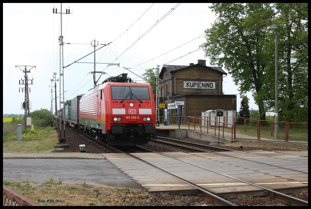 DB 189008 war am 19.05.2016 mit einem Containerzug in Polen in Kupienino in Richtung Poznan unterwegs.