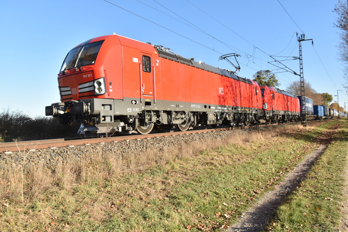 DB 193 351 nebst einer Schwesterlok und einem Klv bei Boisheim gen Venlo fahrend am Sonntag den 18.11.2018