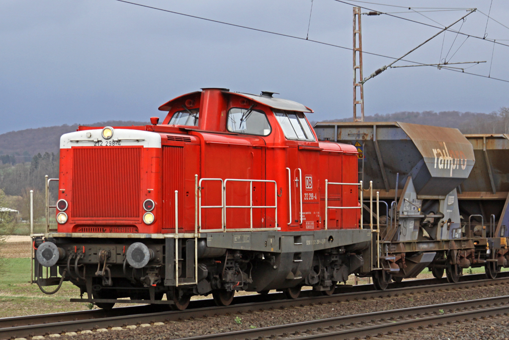 DB 212 298-4 mit Schotterwagen nördlich von Salzderhelden am 31.03.2015  14:56 in Richtung Göttingen