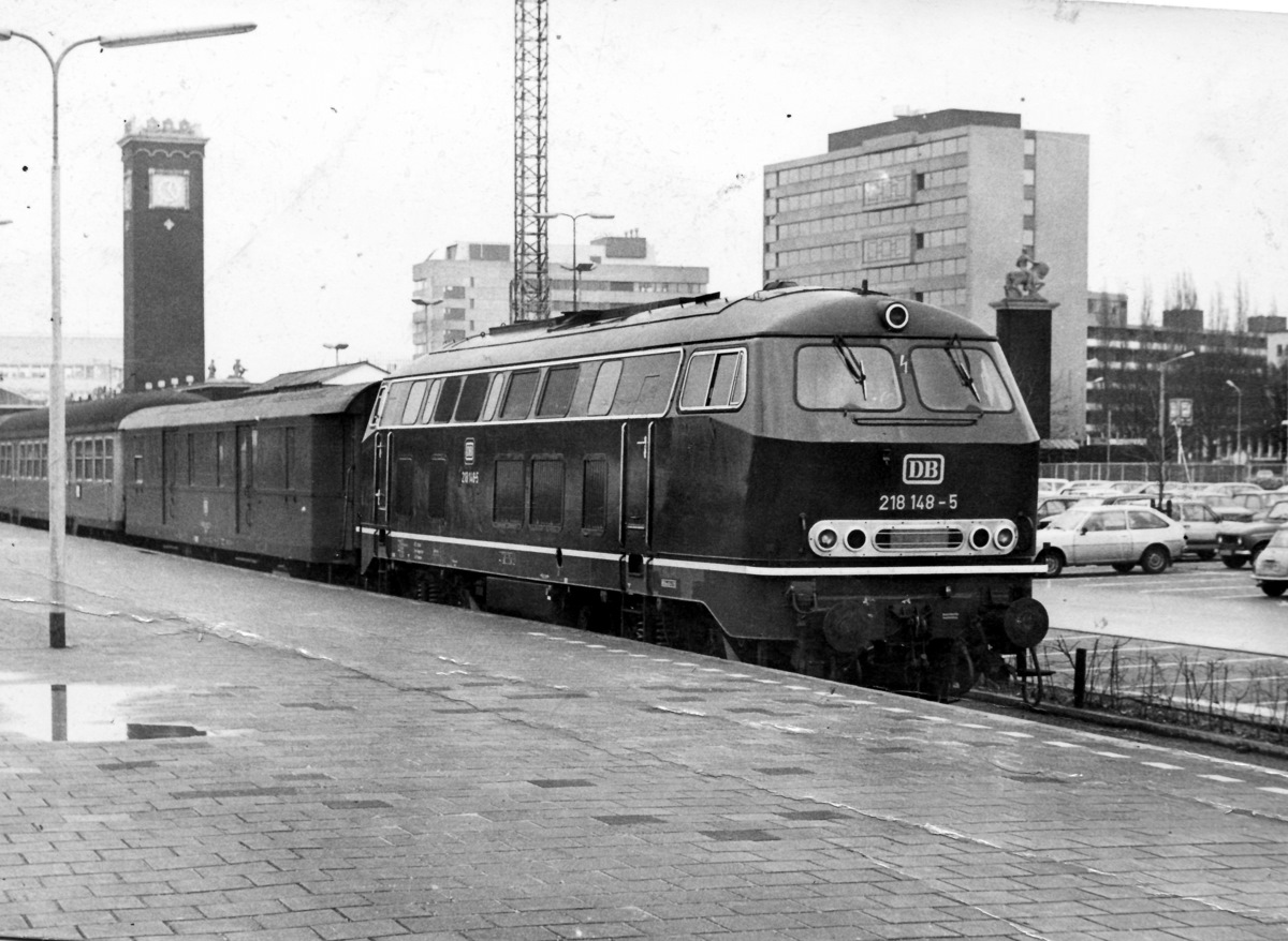 DB 218 147 steht abfahrtbereit in Nimwegen,rund 1982.