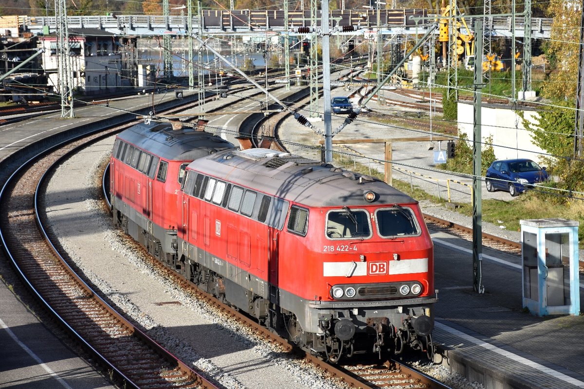 DB 218 422 und eine Schwesterlok haben ihre Aufgabe erfüllt und den EC München-Zürich nach Lindau gebracht. Nun werden sie umgesetzt, um etwas abseits auf ihren nächsten Einsatz zu warten. 01.11.2017