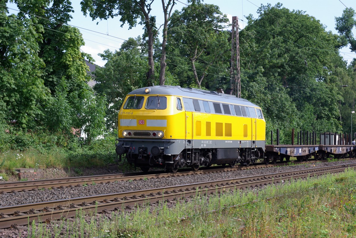 DB 225 010-8 von DB Bahnbau am 1.8.2015 in Ratingen-Lintorf. Die Lok ist seit Februar 2015 in Bahnbau-Gelb unterwegs.