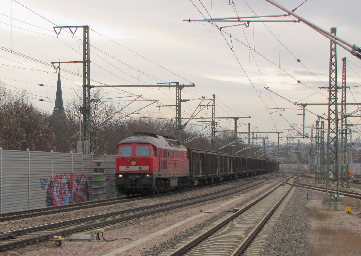 DB 232 255-0 mit einem gemischten Gterzug Richtung Weimar, am 19.12.2013 in Erfurt Hbf.