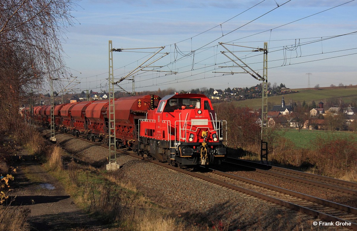 DB 261 087-1 Gravita 10 BB (Baujahr 2002, Voith / MTU) vor Güterzug Richtung Zwickau, ex KBS 530 Leipzig - Zwickau (heute KBS 501.5), fotografiert zwischen Steinpleis und Lichtentanne am 27.11.2013 