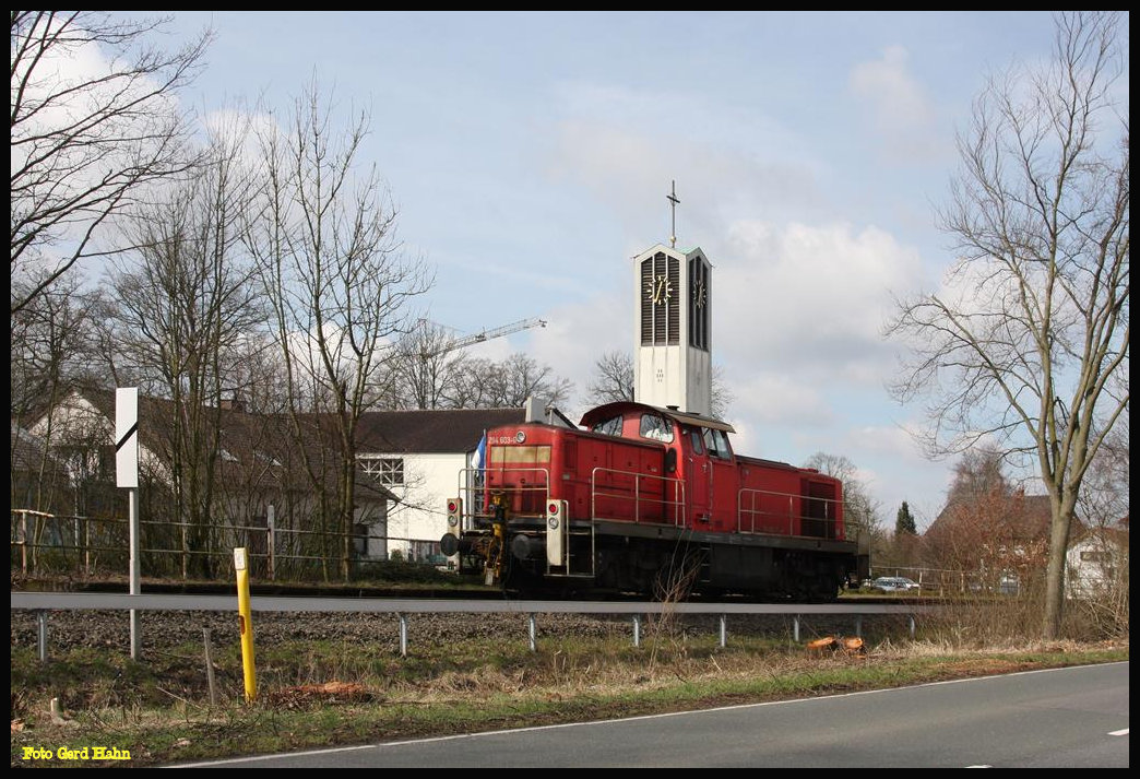 DB 294603 kehrt am 31.3.2018 solo aus Georgsmarienhütte zurück und fährt hier an der St. Josef Kirche in Hasbergen vorbei.