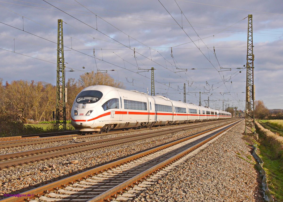 DB-403 033 und DB-403 009 verkehren als ICE101 von Dortmund-Hbf 05:37 nach Basel-SBB 10:47.

2017-12-29 Niederschopfheim