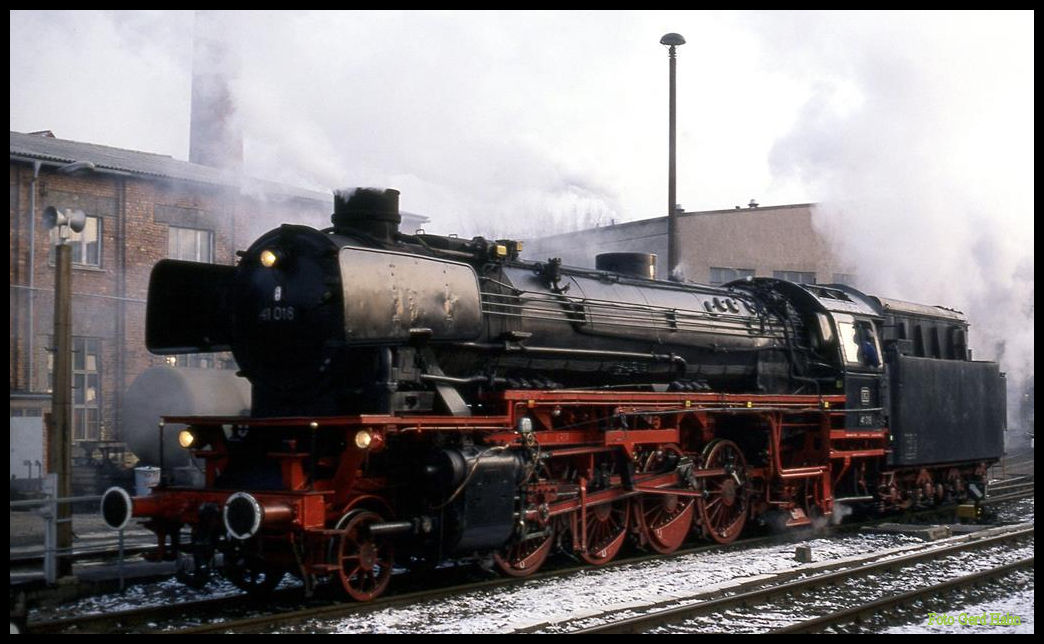 DB 41018 am 25.1.1992 im Bahnhof Meiningen.